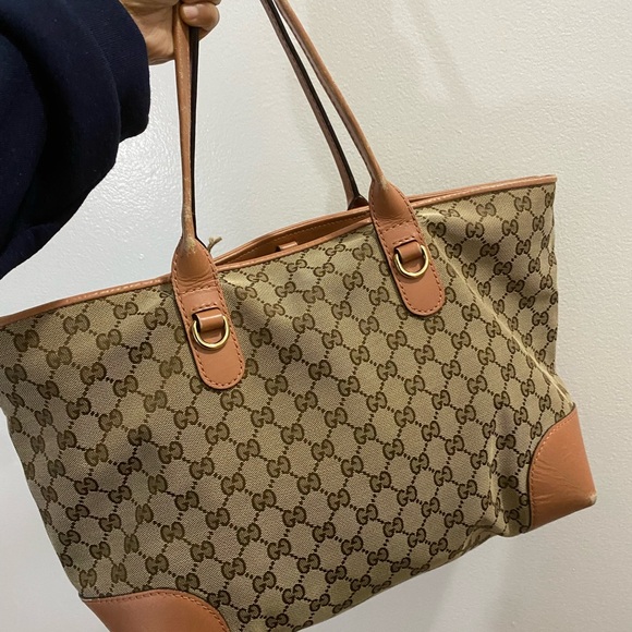Gucci tote ❤️- signs of wear is visible on the straps and also on the 4 corners - Picture 4 of 17